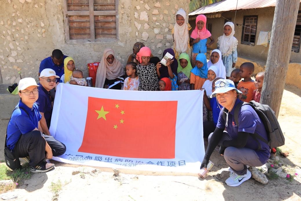 專家組與當(dāng)?shù)卮迕窈嫌?。專家組供圖