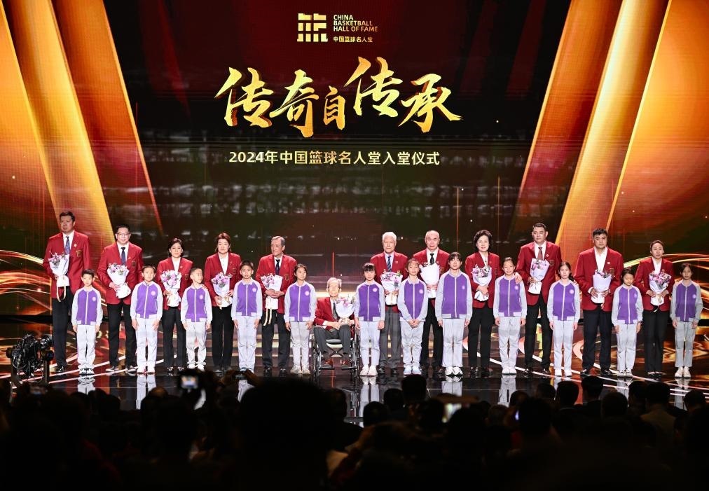 3月23日，在場(chǎng)的各屆中國(guó)籃球名人堂入堂人物在入堂儀式上合影留念。新華社記者 陳鐘昊 攝