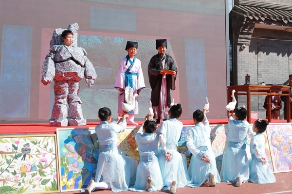 展覽開幕式上，府學(xué)學(xué)子上演情景劇《鵝池》。府學(xué)胡同小學(xué)供圖
