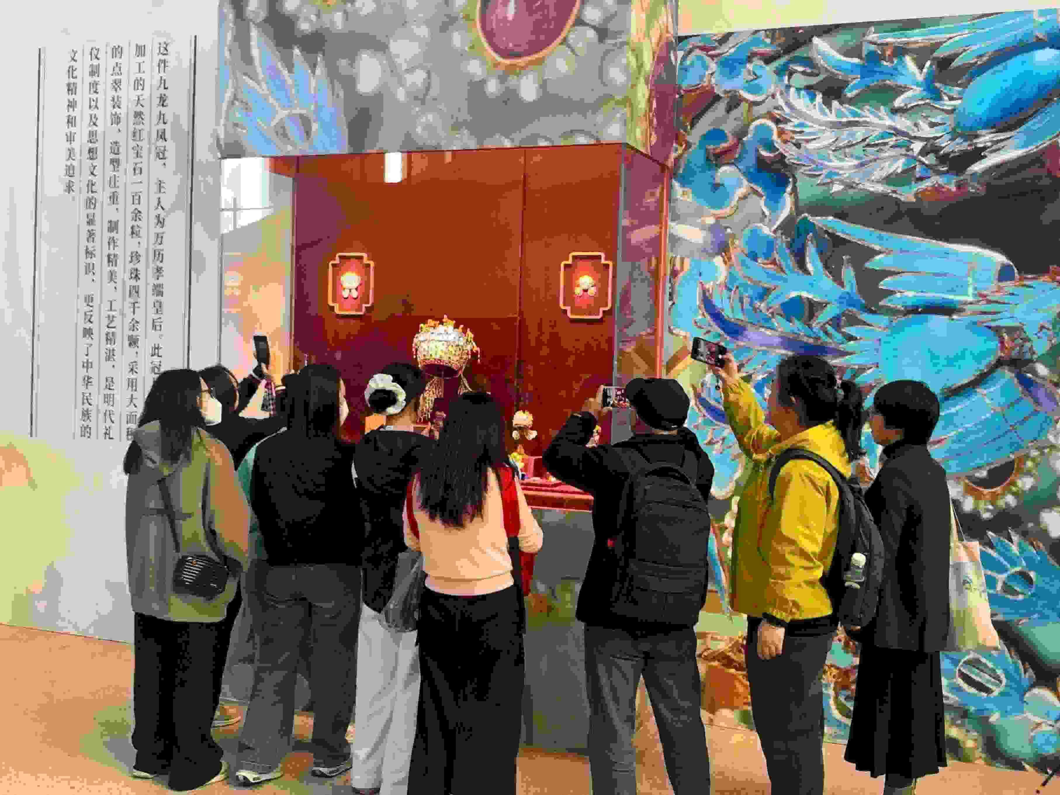 觀眾參觀國(guó)博鳳冠系列文創(chuàng)產(chǎn)品。人民網(wǎng)記者 劉穎穎攝