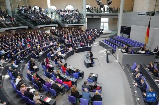 3月25日，在德國柏林，新一屆德國聯(lián)邦議院成立并召開首次全體會議。新華社記者 杜哲宇 攝