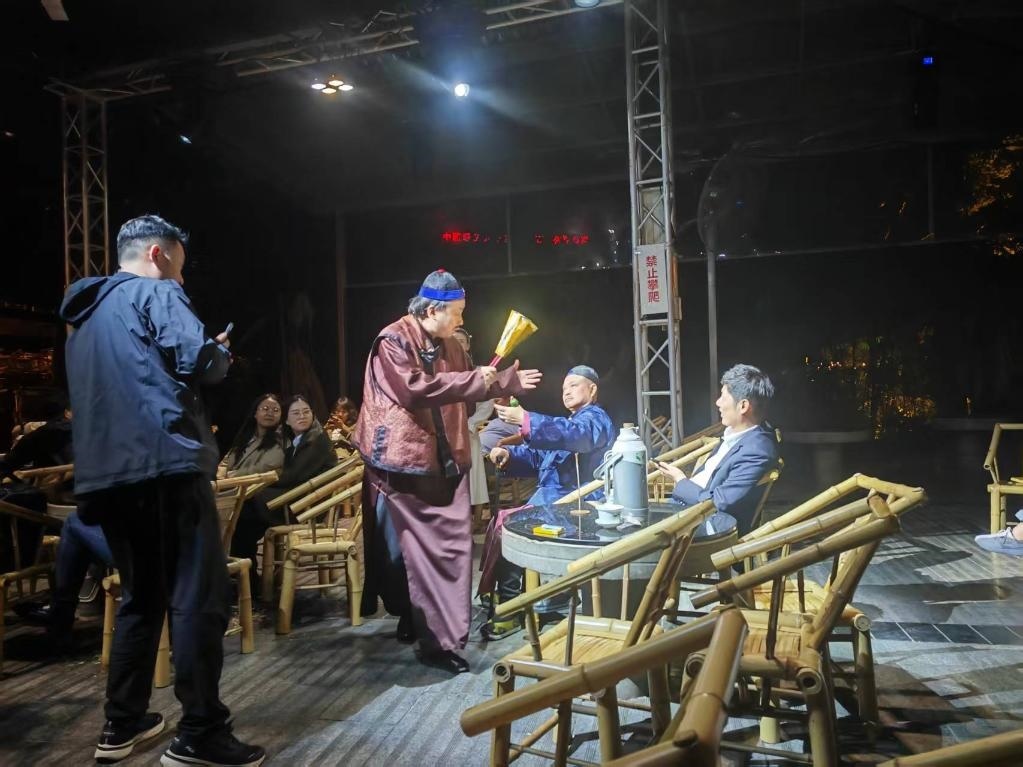 3月24日，《鶴鳴傳奇》在四川省成都市人民公園鶴鳴茶社演出。新華社記者 張海磊 攝