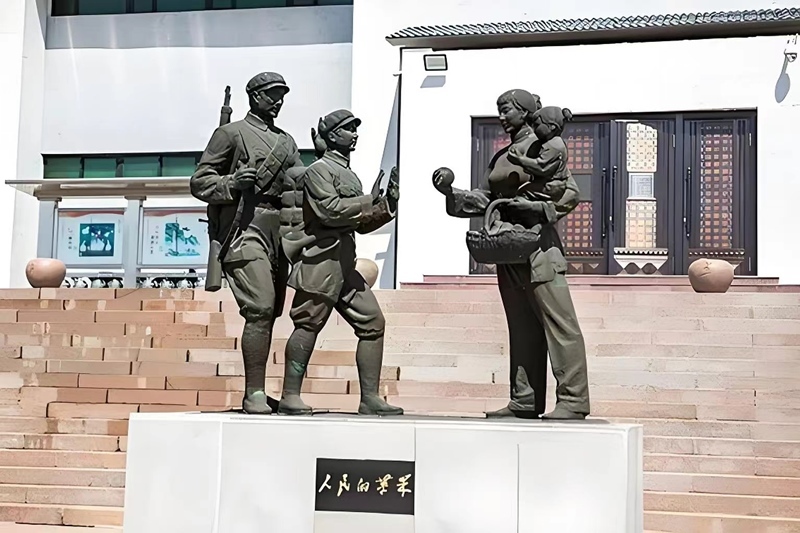 錦州蘋果廉政文化展覽館前的《人民的蘋果》主題雕塑。（由遼沈戰(zhàn)役紀(jì)念館供圖）