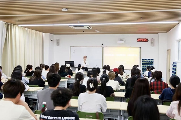 深圳職業(yè)技術(shù)大學(xué)黨委副書記、校長(zhǎng)許建領(lǐng)為學(xué)生授課。學(xué)校供圖