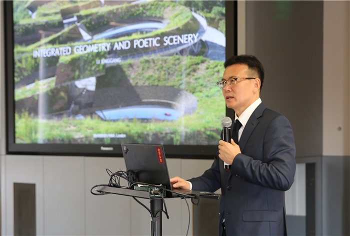 李興鋼院士做題為《勝景幾何》的主旨報告?；顒又鬓k方供圖