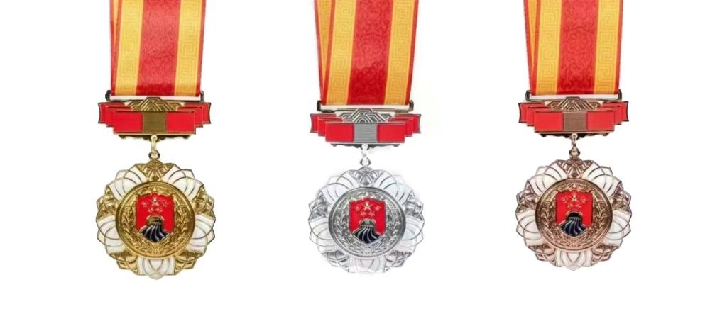 圖為戍守邊疆金質、銀質、銅質紀念章。（國家移民管理局供圖）