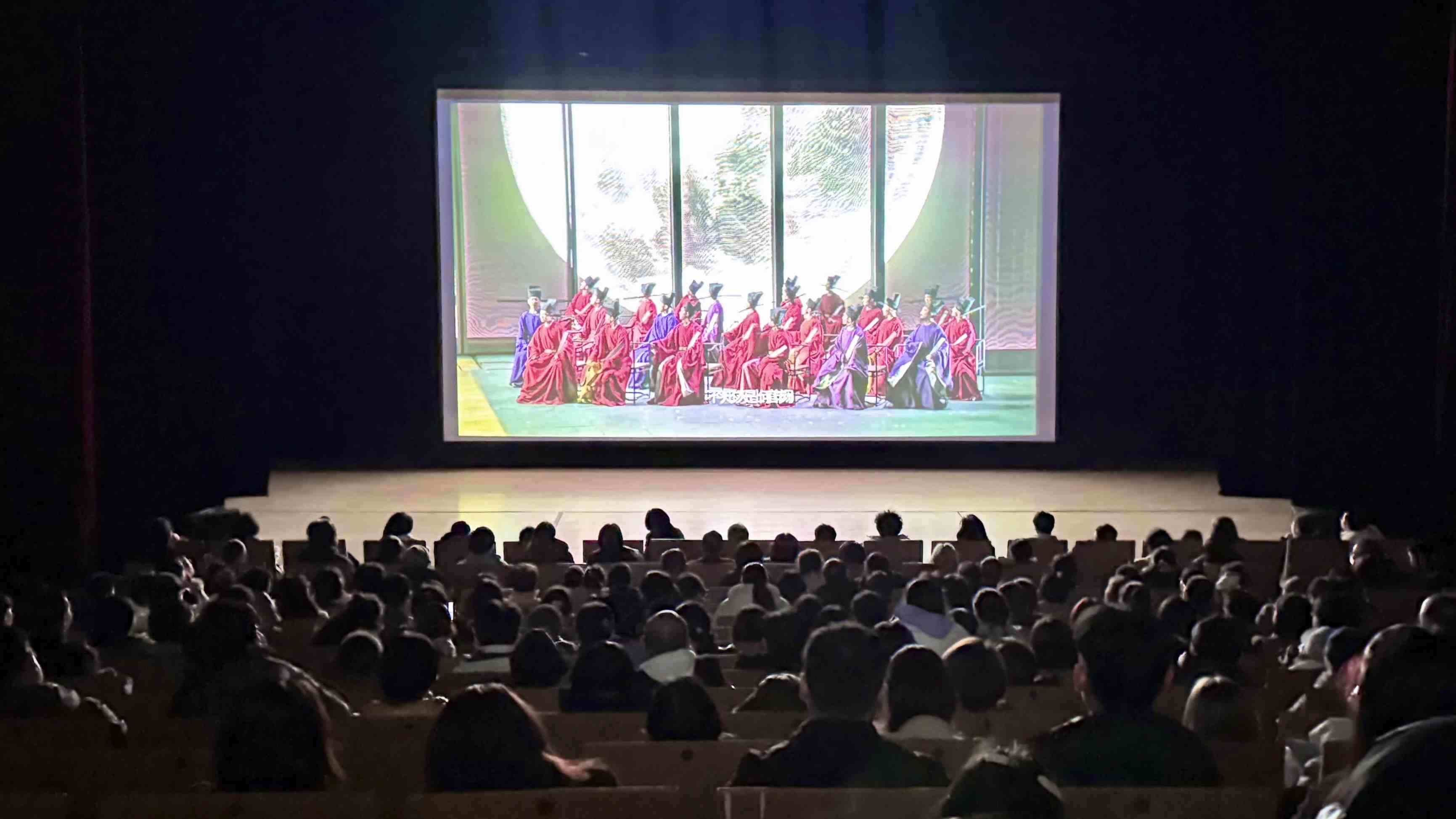 觀眾在哈爾濱大劇院欣賞《蘇堤春曉》。國(guó)話供圖