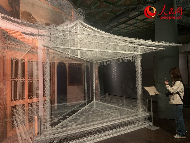 游客在故宮博物院參觀展覽。人民網(wǎng)記者 韋衍行攝