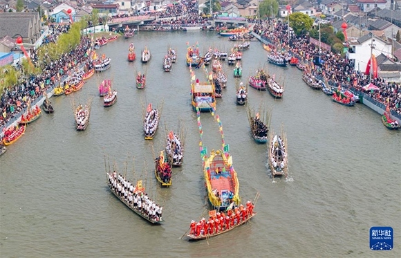 ?4月4日，選手在參加茅山會(huì)船盛會(huì)（ 無人機(jī)照片）。?新華社發(fā)（顧繼紅 攝）