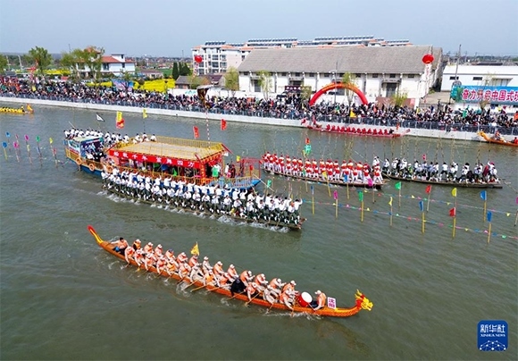 4月4日， 選手在參加茅山會(huì)船盛會(huì)（無人機(jī)照片）。新華社發(fā)（顧繼紅 攝）
