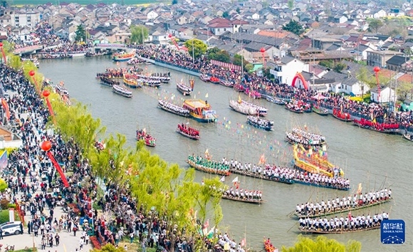 4月4日，選手在參加茅山會(huì)船盛會(huì)（無人機(jī)照片）。?新華社發(fā)（周社根 攝）