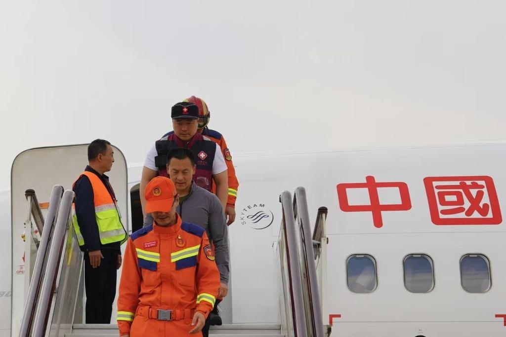 4月6日，在云南省昆明長(zhǎng)水機(jī)場(chǎng)，中國(guó)云南救援醫(yī)療隊(duì)抵達(dá)昆明。新華社記者 高詠薇 攝