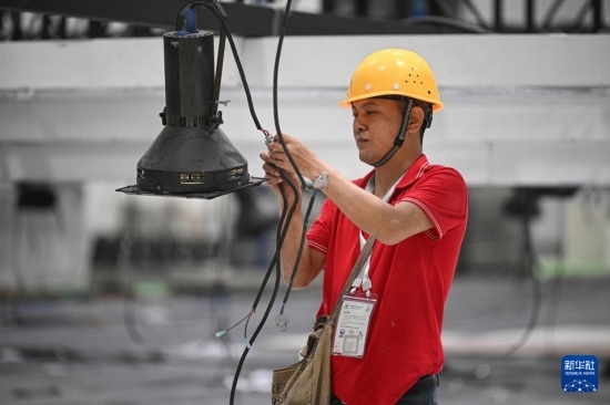 4月4日，工作人員在海南國際會展中心內(nèi)布設(shè)燈光。