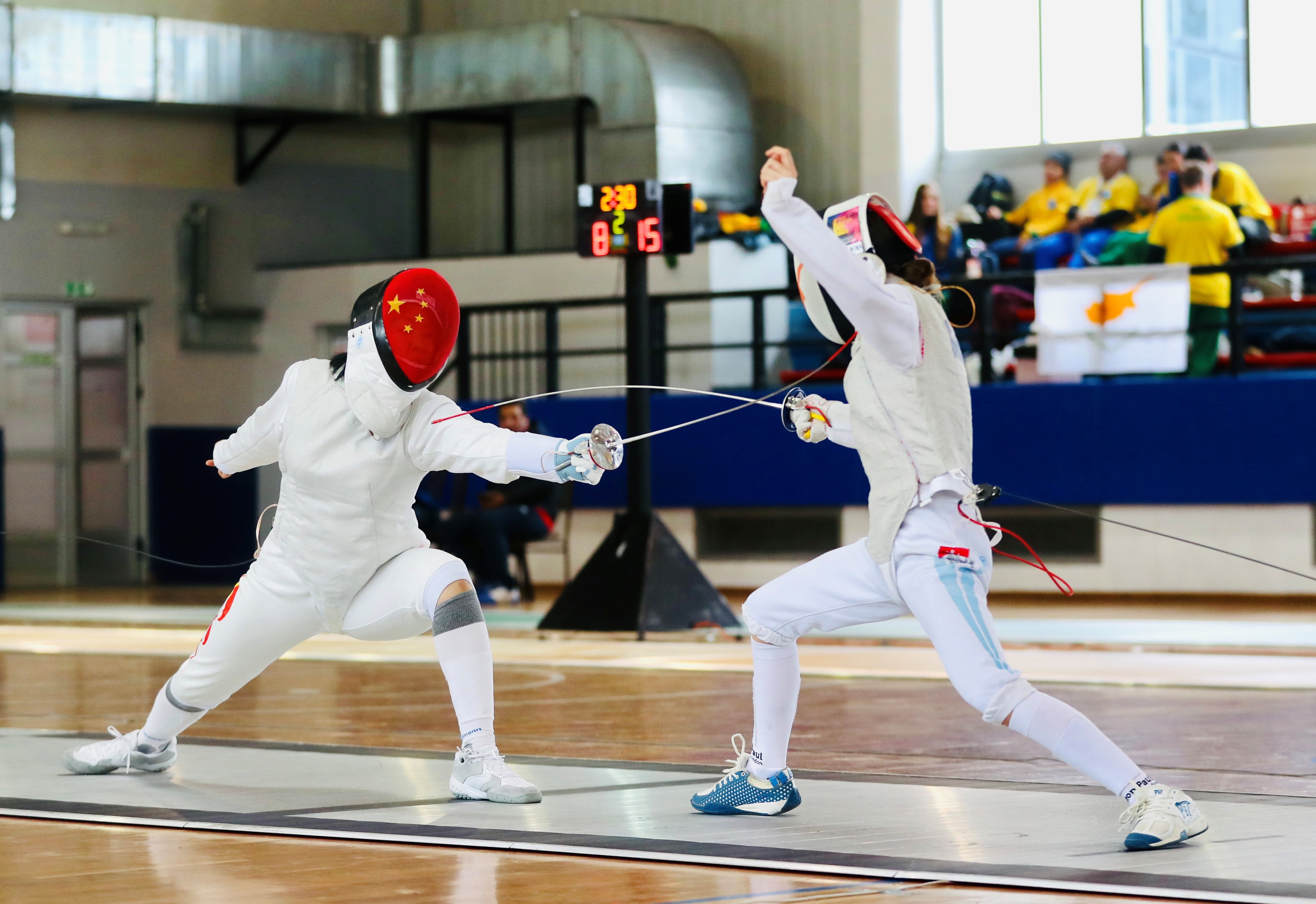 閔文珺（左）在比賽中。圖片來(lái)源：中國(guó)中學(xué)生體育代表團(tuán)