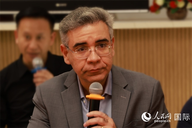 巴西弗魯米嫩塞聯(lián)邦大學(xué)教授、中國問題專家埃萬德羅·卡瓦略在座談會上致辭。人民網(wǎng)記者 陳海琪攝