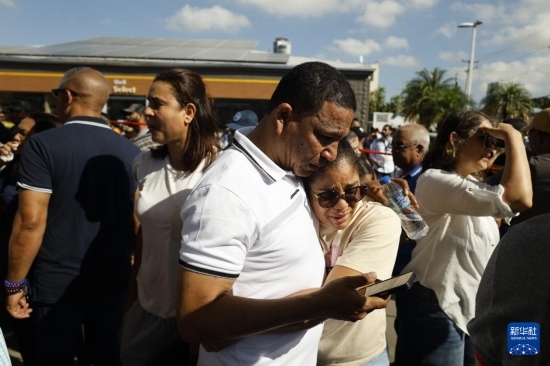  4月8日，人們聚集在多米尼加首都圣多明各的夜總會(huì)屋頂坍塌事故現(xiàn)場(chǎng)附近。新華社發(fā)