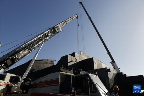  4月8日，救援人員在多米尼加首都圣多明各的夜總會(huì)屋頂坍塌事故現(xiàn)場(chǎng)工作。新華社發(fā)