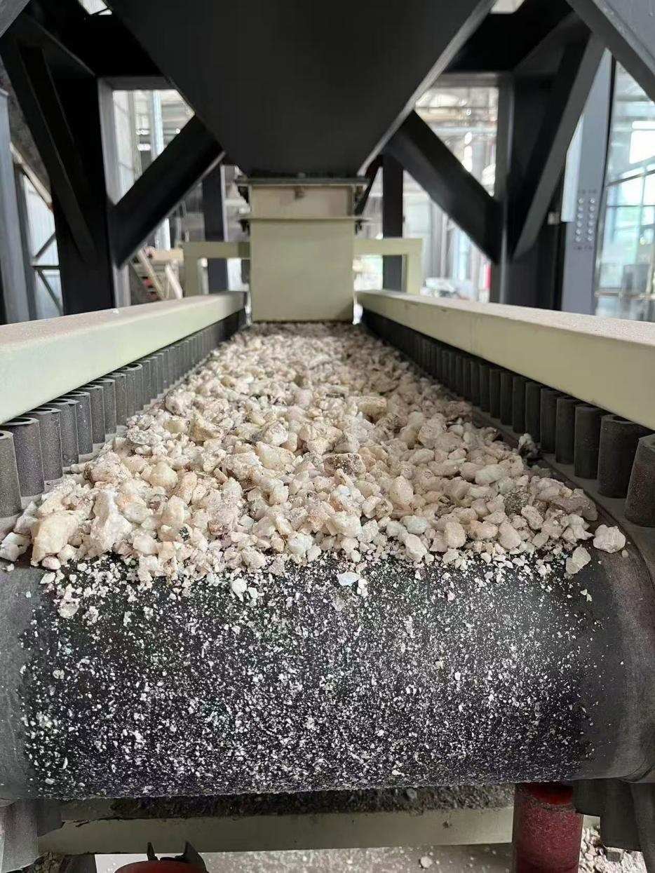 高純石英生產(chǎn)線。自然資源部供圖