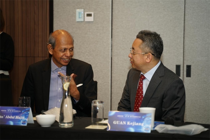 分享會(huì)現(xiàn)場(chǎng)，中方記者同與會(huì)代表進(jìn)行友好交流。林俊揚(yáng)攝