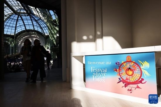 4月11日，人們?cè)诜▏?guó)巴黎大皇宮參加2025巴黎書展。新華社記者 高靜 攝