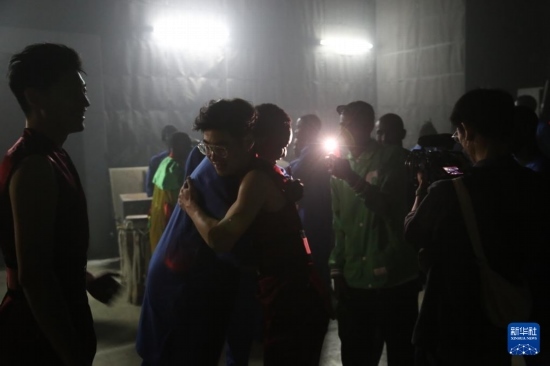 4月10日，在塞內(nèi)加爾首都達(dá)喀爾的國家大劇院，中央音樂學(xué)院進(jìn)擊打擊樂團(tuán)成員與塞內(nèi)加爾杜杜·恩迪亞耶·羅斯打擊樂團(tuán)成員在演出后臺(tái)擁抱。新華社記者 司源 攝