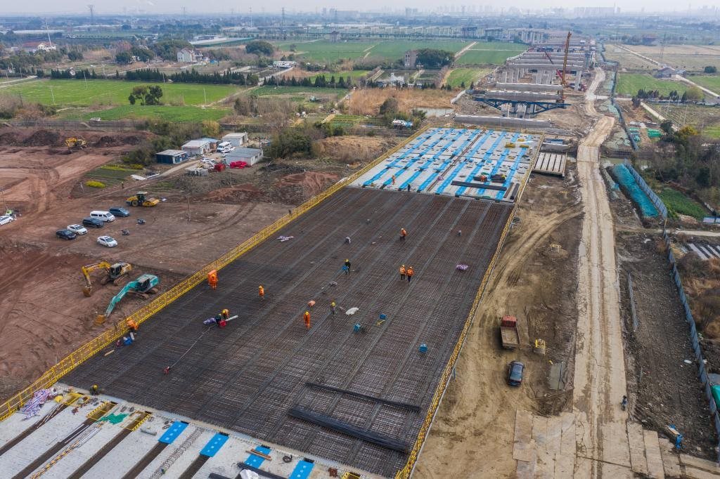 3月7日，在524國道秀洲王江涇至新塍公路工程TJ02標(biāo)段，作業(yè)人員正在進行60米鋼混組合梁現(xiàn)澆橋面板鋼筋焊接及綁扎作業(yè)（無人機照片）。新華社記者 徐昱 攝