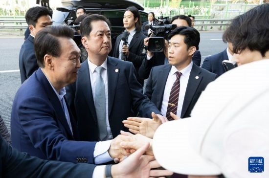 4月11日，韓國前總統(tǒng)尹錫悅（左一）在離開首爾漢南洞官邸時(shí)與支持者握手。新華社發(fā)（全休相攝）