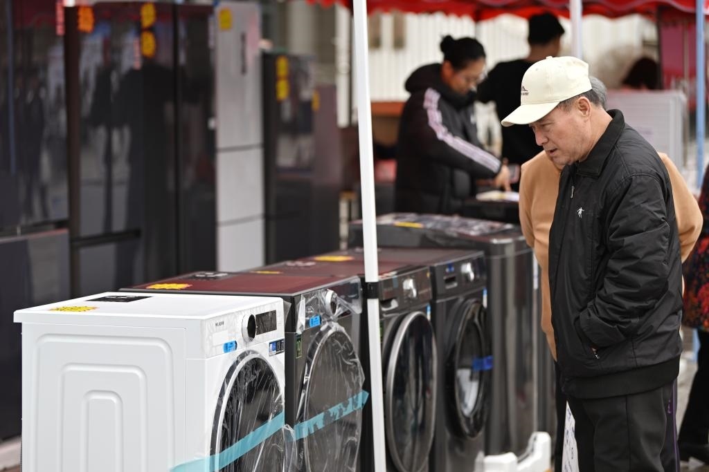 3月28日，天津市北辰區(qū)舉行2025年消費品以舊換新惠民服務(wù)活動，吸引眾多市民前來選購。新華社記者 李然 攝