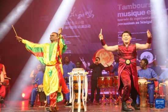 4月10日，在塞內(nèi)加爾首都達(dá)喀爾的國家大劇院，中央音樂學(xué)院進(jìn)擊打擊樂團(tuán)與塞內(nèi)加爾杜杜·恩迪亞耶·羅斯打擊樂團(tuán)同臺(tái)演出。新華社記者 司源 攝