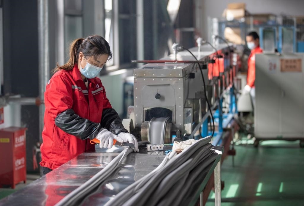 3月27日，在位于寧夏賀蘭工業(yè)園區(qū)的湯姆森電氣有限公司生產(chǎn)車間內(nèi)，工作人員制作硅膠絕緣護套。新華社記者 楊植森 攝
