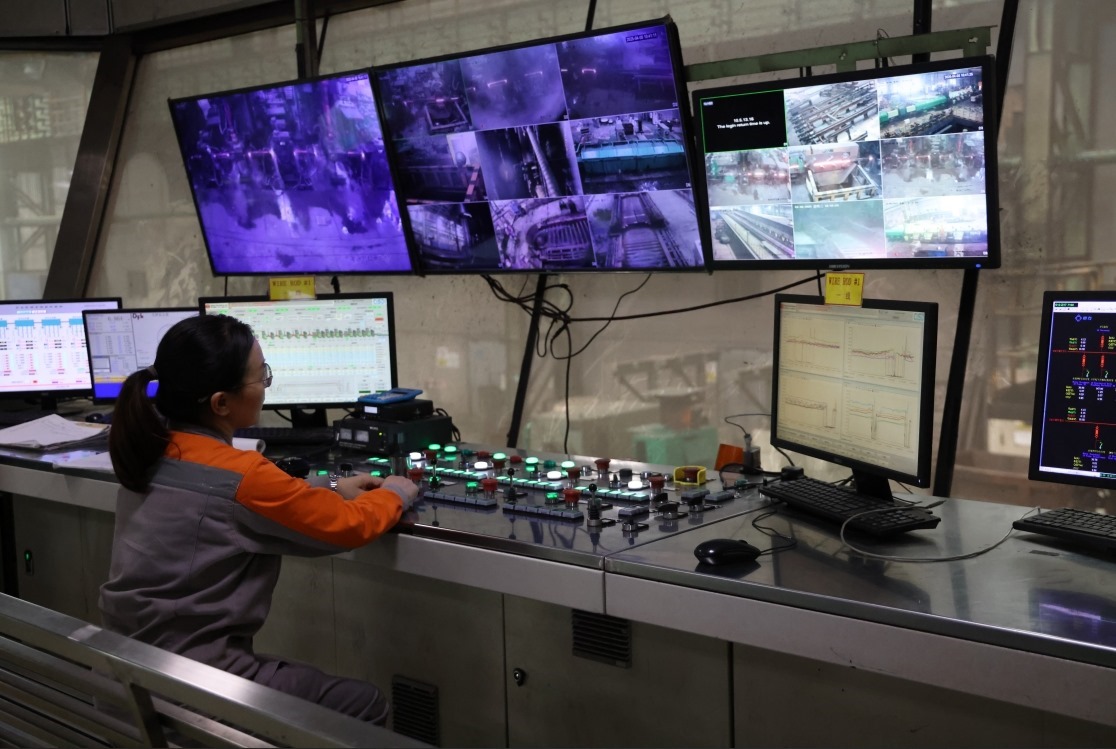 工作人員在馬中關(guān)丹產(chǎn)業(yè)園內(nèi)的聯(lián)合鋼鐵生產(chǎn)車間內(nèi)工作。（人民日報記者楊一 攝）