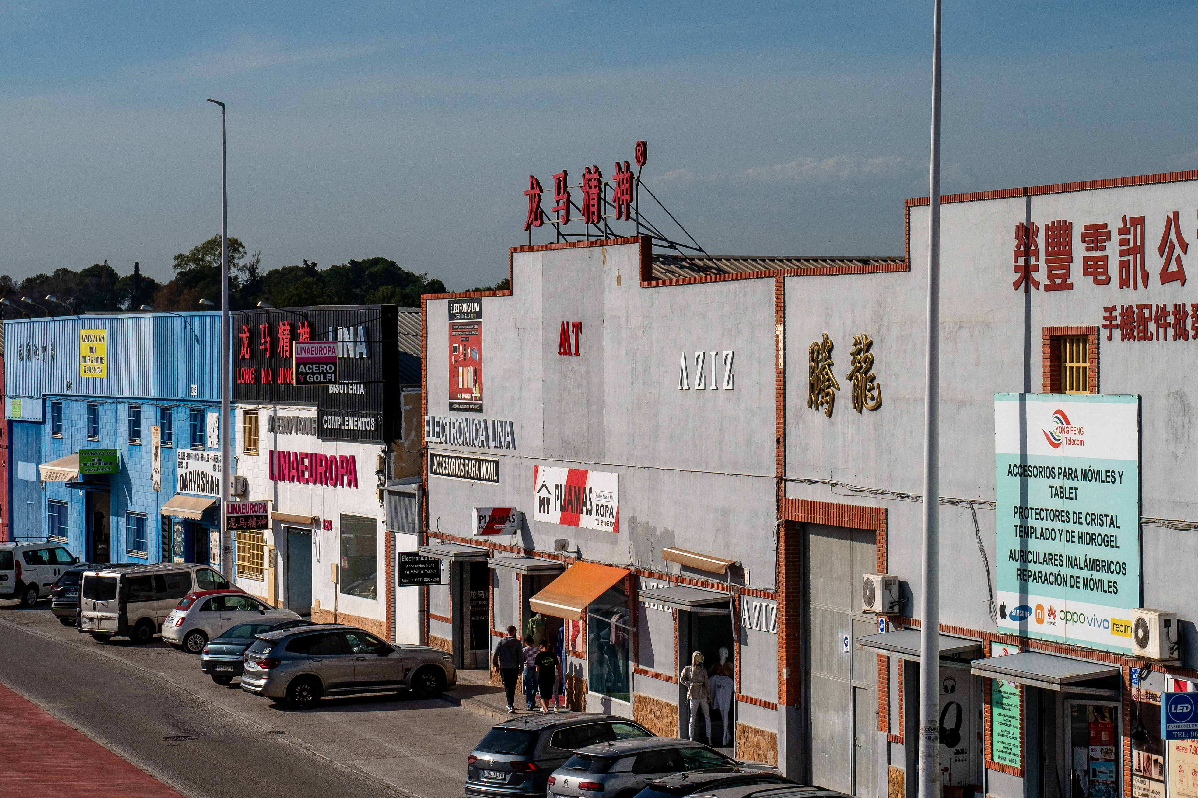 當(dāng)?shù)貢r間2025年4月10日，西班牙瓦倫西亞國際機場附近的中資批發(fā)零售商店。