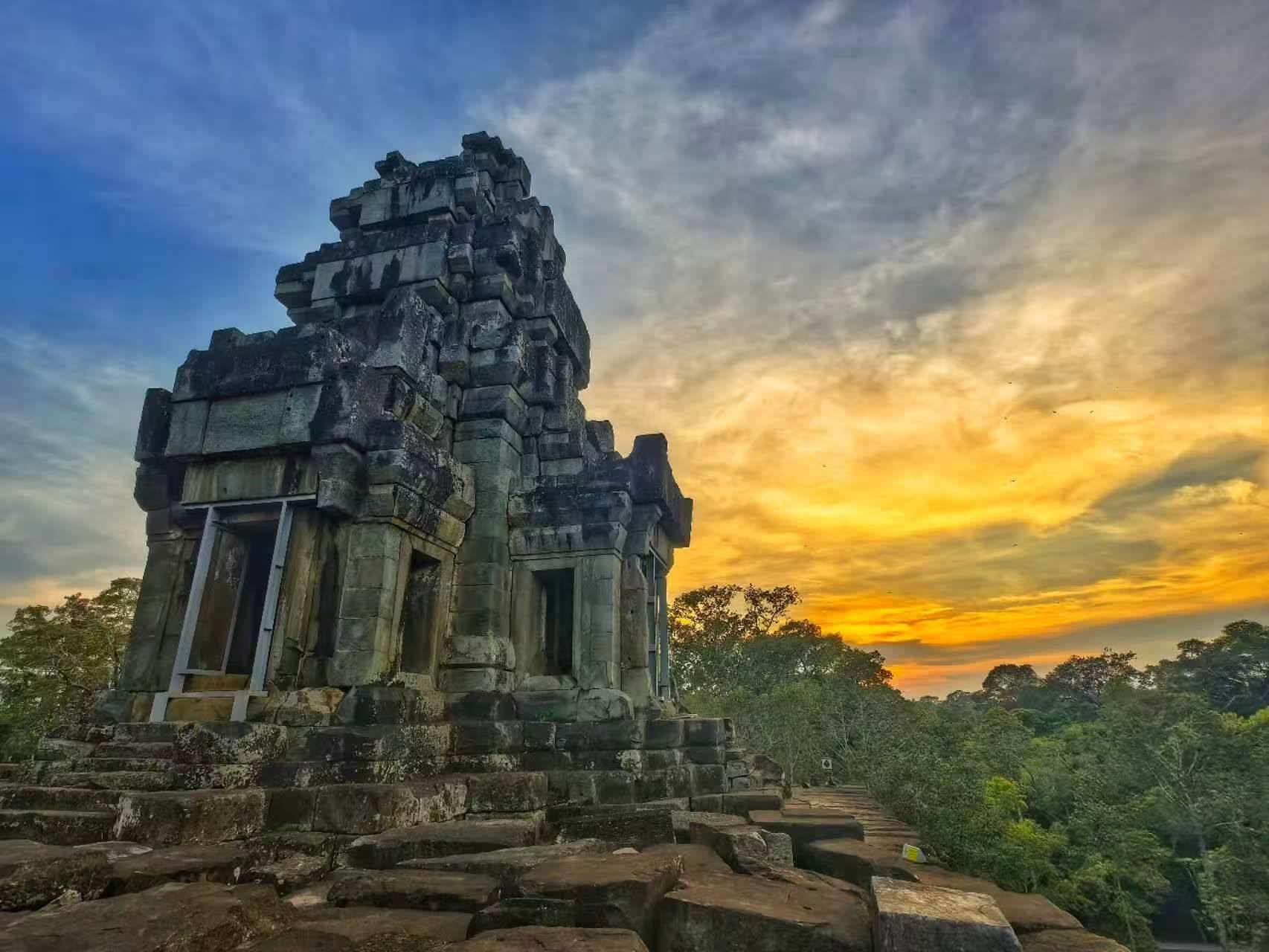 由中國專家修復(fù)的茶膠寺最高處的砂巖塔。(人民日報記者強薇 攝)