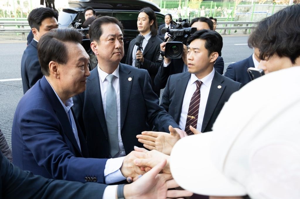 4月11日，韓國(guó)前總統(tǒng)尹錫悅（左一）在離開首爾漢南洞官邸時(shí)與支持者握手。新華社發(fā)（全休相攝）