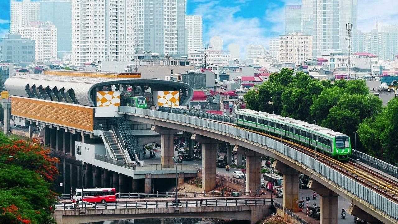 行駛中的越南河內輕軌