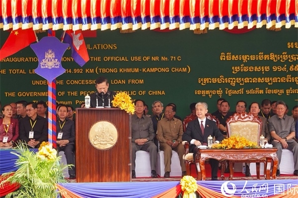 柬埔寨首相洪瑪奈在剪彩儀式上致辭。人民網(wǎng)記者 程是頡攝