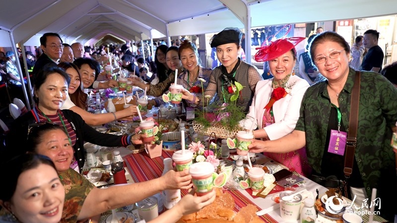 海外華僑在活動(dòng)現(xiàn)場(chǎng)品嘗“家鄉(xiāng)味”。人民網(wǎng)記者 符武平攝