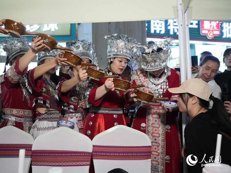 游客體驗(yàn)互動(dòng)演出《高山流水》。人民網(wǎng)記者 張力洋攝