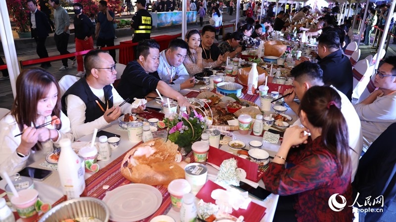 消博會(huì)嘉賓沉浸享用長(zhǎng)桌宴。人民網(wǎng)記者 符武平攝