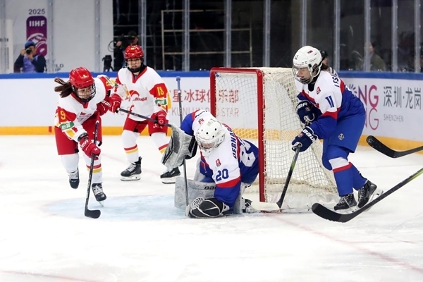 中國隊球員孔明會(左一)射門。圖片來源：中國冰球協(xié)會