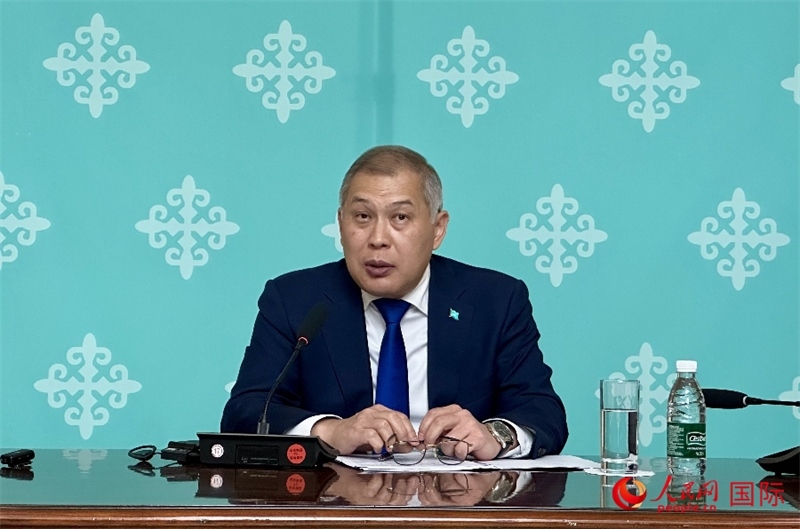 哈薩克斯坦駐華大使沙赫拉特·努雷舍夫在哈駐華大使館舉辦新聞發(fā)布會。人民網(wǎng)阿爾達克 攝