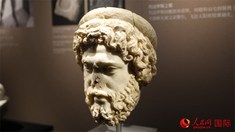 阿斯克勒庇俄斯大理石頭像。4月14日，來自希臘伊拉克利翁考古博物館的文物在故宮博物院展出。（人民網(wǎng) 張澤宇攝）