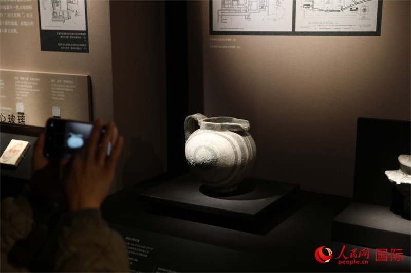 參觀者在拍攝。4月14日，來自希臘伊拉克利翁考古博物館的文物在故宮博物院展出。（人民網(wǎng) 張澤宇攝）