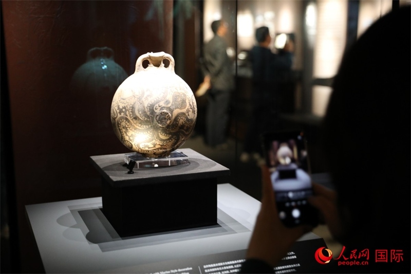 參觀者在拍攝。4月14日，來自希臘伊拉克利翁考古博物館的文物在故宮博物院展出。（人民網(wǎng) 張澤宇攝）