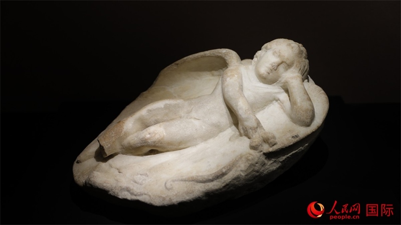 沉睡的厄洛斯大理石浮雕。4月14日，來自希臘伊拉克利翁考古博物館的文物在故宮博物院展出。（人民網(wǎng) 張澤宇攝）