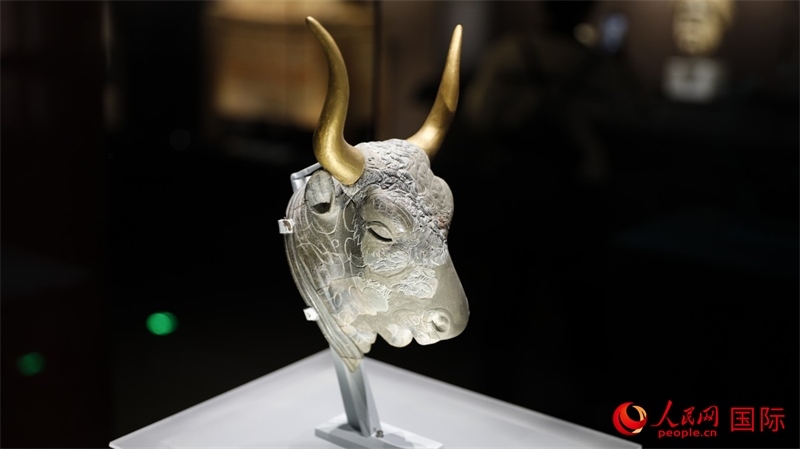 公牛頭型綠泥石來通杯。4月14日，來自希臘伊拉克利翁考古博物館的文物在故宮博物院展出。（人民網(wǎng) 張澤宇攝）