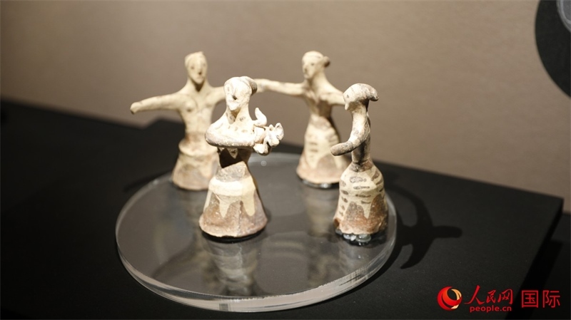 舞蹈者與音樂家雕塑群像。4月14日，來自希臘伊拉克利翁考古博物館的文物在故宮博物院展出。（人民網(wǎng) 張澤宇攝）