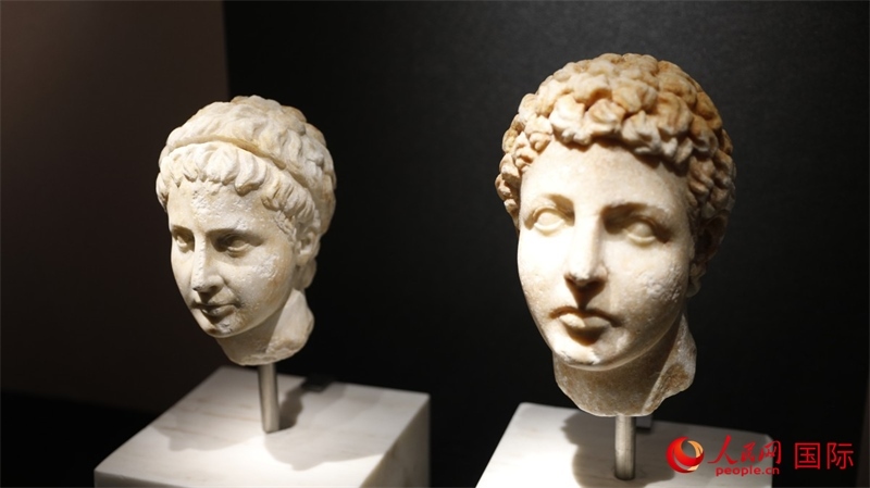 兄弟大理石頭像。4月14日，來自希臘伊拉克利翁考古博物館的文物在故宮博物院展出。（人民網(wǎng) 張澤宇攝）