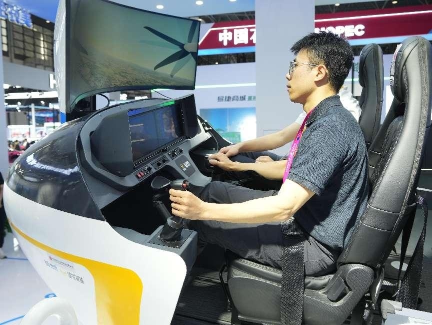 記者體驗低空經(jīng)濟的應(yīng)用消費場景。人民網(wǎng)記者 張力洋攝