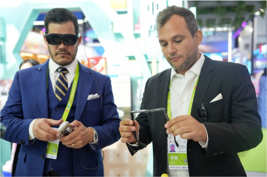 觀展嘉賓體驗科技消費新產(chǎn)品。中國國際消費品博覽會組委會網(wǎng)上新聞中心供圖